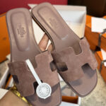 MAUVE TAUPE
