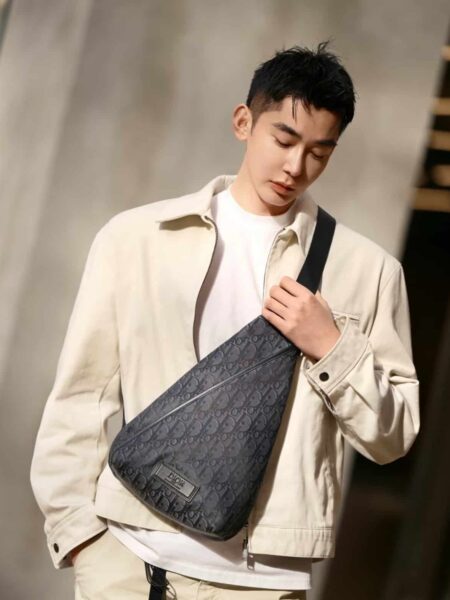[디올] Dior Trek 지퍼 슬링백 1DTBO086DOL