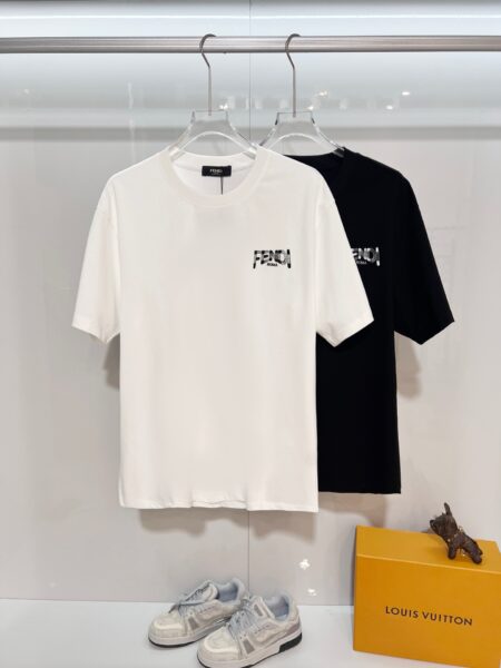 [펜디] 로마 레이스 자수 블랙 반팔 티셔츠 (2 COLORS)